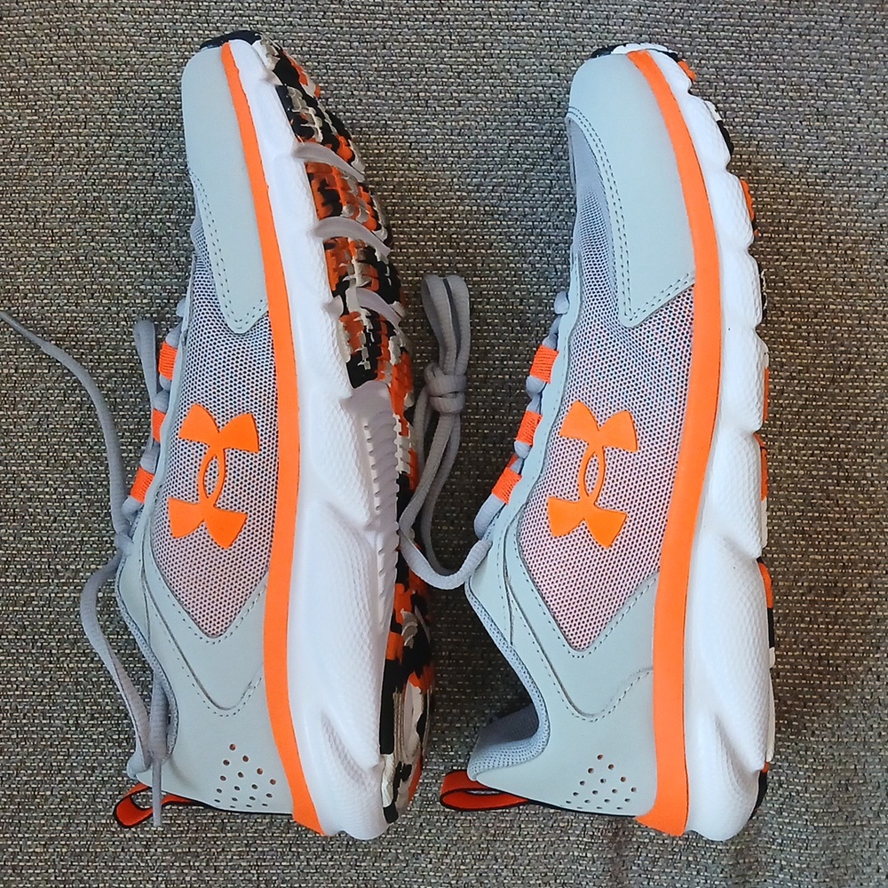 New Boy's Under Armour BGS Assert Gray & Orange Sneakers, Size 6Y - Picture 2 of 9